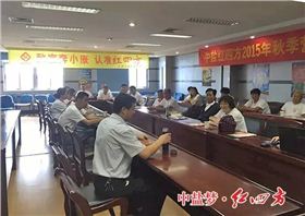 了解到紅四方發展歷程、新區發展情況及二期規劃建設項目后，客人們豎起大拇指.