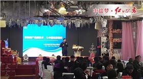 劉軍經理詳細介紹了紅四方企業文化、控失肥優點，講解過程中頻繁與農民朋友溝通，解答農戶提出的相關問題，為農民朋友的科學種田提供了強有力的支持。