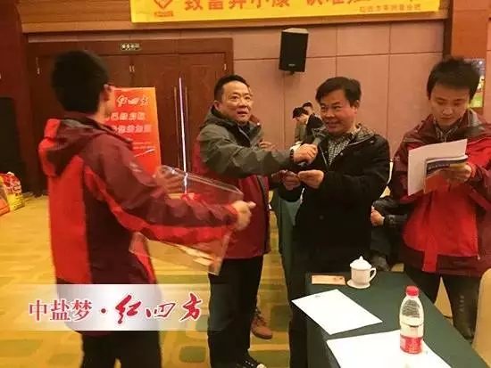 等待抽獎的經銷商